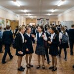 Ученицы 6 класса на перемене